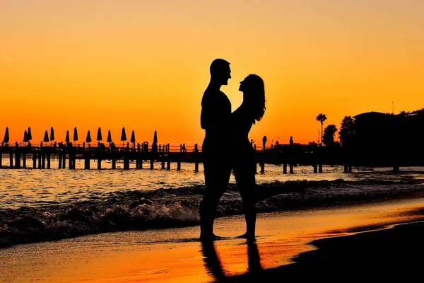 Pôr Sol Silhueta Jovem Casal Apaixonado Abraçando Praia — Fotografia de Stock