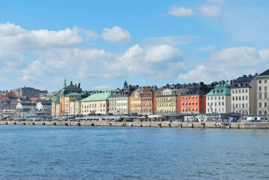 Stockholm, İsveç. Güzel bir güneşli yaz günü Old Town iskele
