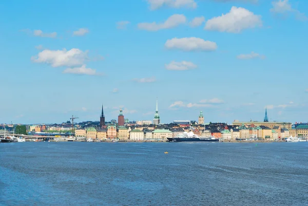 瑞典斯德哥尔摩 在阳光明媚的夏日里 从海边看旧城 — 图库照片