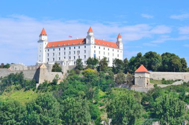 Bratislava, Slovakya. Bratislava Castle görünümünde bir güneşli yaz gün