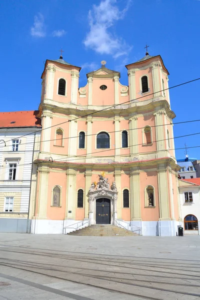 Μπρατισλάβα Σλοβακία Τριαδική Εκκλησία Μια Ηλιόλουστη Καλοκαιρινή Μέρα — Φωτογραφία Αρχείου