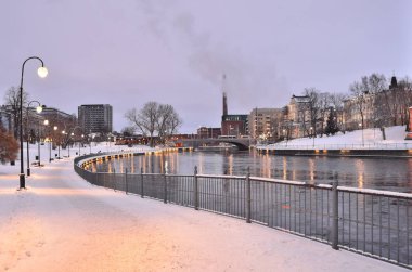 Tampere, Finlandiya. nehir tammerkoski bentleri kış alacakaranlıkta