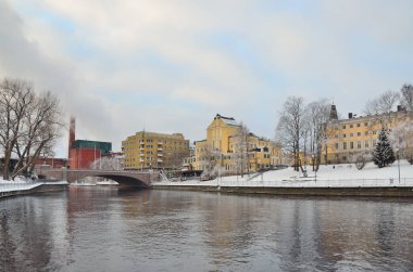 Tampere, Finlandiya. Bir bulutlu kış günü nehirde Tammerkoski çıkabilir