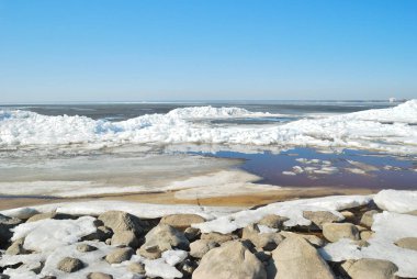 Körfez kıyısında bahar