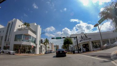 Miami Beach, Fl - 11 Nisan 2018: Şehir sokaklarını güneşli bir günde. Miami her yıl 20 milyon turist çeken.