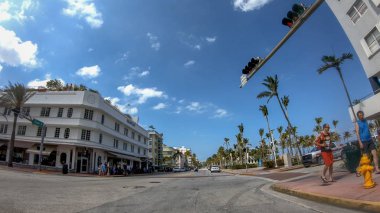 Miami Beach, Fl - 11 Nisan 2018: Ocean Drive güneşli bir günde. Bu turistler için en ünlü yoldur.