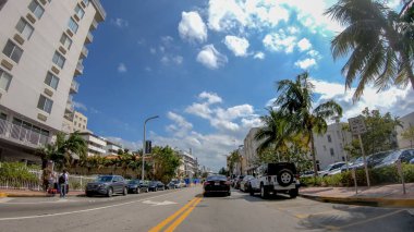 Miami Beach, Fl - 11 Nisan 2018: Şehir sokaklarını güneşli bir günde. Miami her yıl 20 milyon turist çeken.