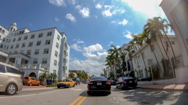 Miami Beach, Fl - 11 Nisan 2018: Şehir sokaklarını güneşli bir günde. Miami her yıl 20 milyon turist çeken.