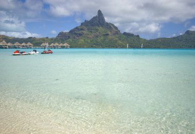 Panoramik manzaralı lüks resort Bora Bora Adası'Otemanu dağ.