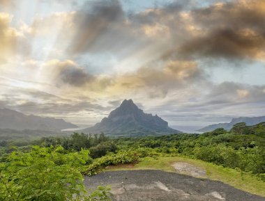 Gün batımı manzarasına Moorea dağ manzarası, Fransız Polinezyası.