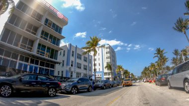 Miami Beach, Fl - 11 Nisan 2018: Ocean Drive güneşli bir günde. Bu turistler için en ünlü yoldur.