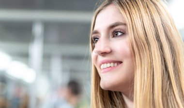 Metro treni hareket içinde mutlu güzel sarışın bir kız. Turizm ve tatil kavramı.