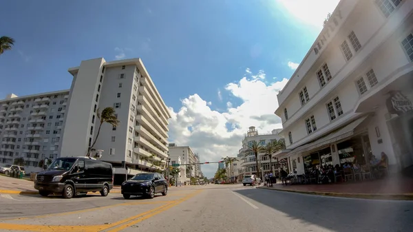 Miami Beach, Fl - 11 Nisan 2018: Ocean Drive güneşli bir günde. Bu turistler için en ünlü yoldur.