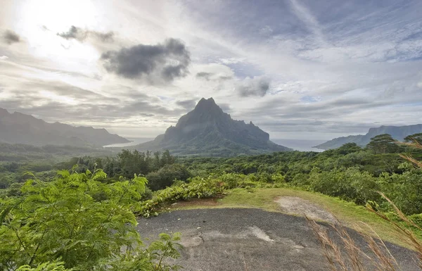 Yeşil orman Rotui dağda Cook's Bay ve Opunohu Bay ile bir coludy günü, Fransız Polinezyası.