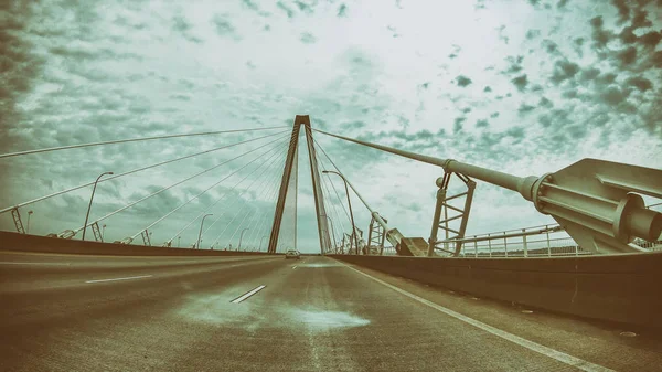 サウスカロライナ州クーパー川に架かるアーサー ラベネル 斜張橋です — ストック写真