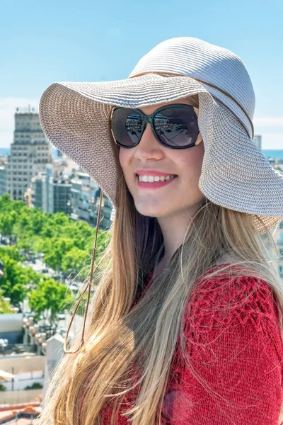 Feliz Chica Rubia Hermosa Con Sombrero Paja Mirando Horizonte Ciudad — Foto de Stock