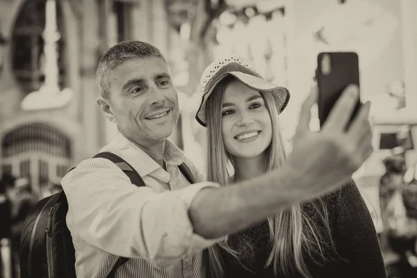 Látogasson Boldog Pár Így Selfies Során Barcelona Város Turizmus Üdülés — Stock Fotó