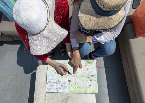 Vue Aérienne Deux Filles Avec Des Chapeaux Paille Vacances Regardant — Photo