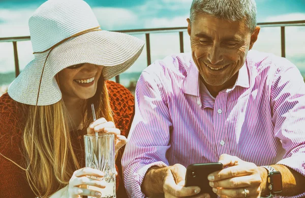 Coppia Felice Tetto Della Città Sorridente Rivedere Foto Delle Vacanze — Foto Stock