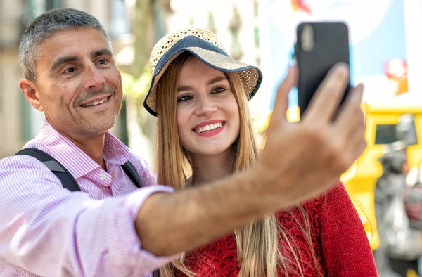 Casal Feliz Fazendo Selfies Durante Visita Cidade Conceito Turismo Férias — Fotografia de Stock