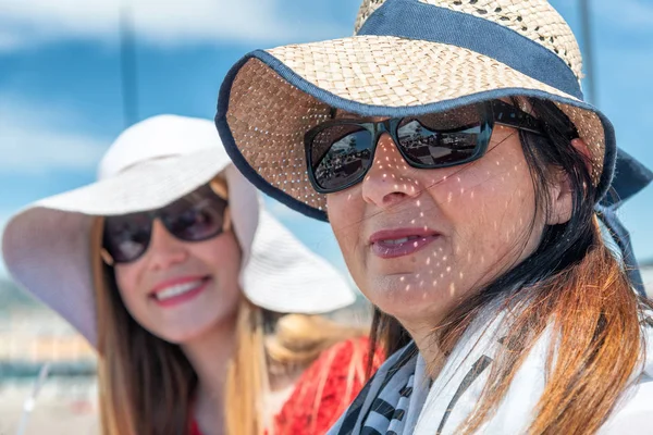 Feliz Madre Hija Una Azotea Ciudad Sonriendo Disfrutando Vida Aire —  Fotos de Stock