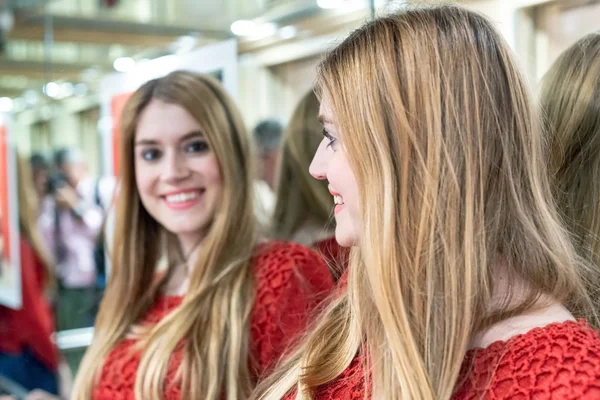 Glückliches Blondes Mädchen Das Den Spiegel Einem Aufzug Blickt — Stockfoto