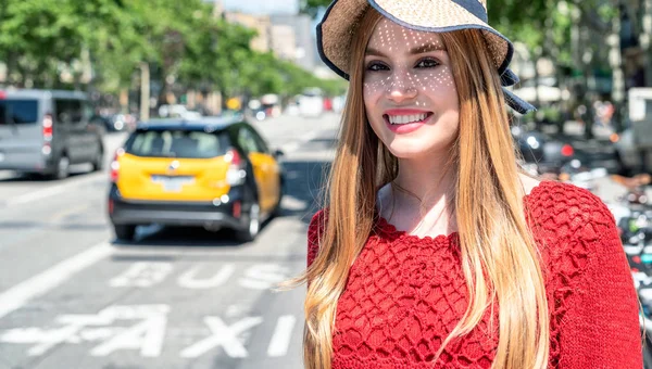 Feliz Chica Rubia Hermosa Con Sombrero Paja Visitando Ciudad Taxi — Foto de Stock