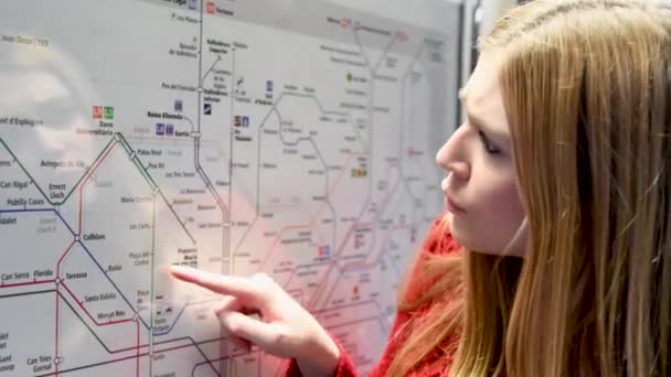 Vacker Blond Kvinna Tittar Tunnelbana Karta Inuti Tunnelbanestation — Stockvideo