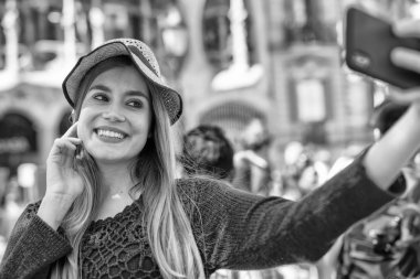Barcelona ziyaret etti ve selfies yaparak mutlu güzel sarışın kız. Turizm ve tatil kavramı.