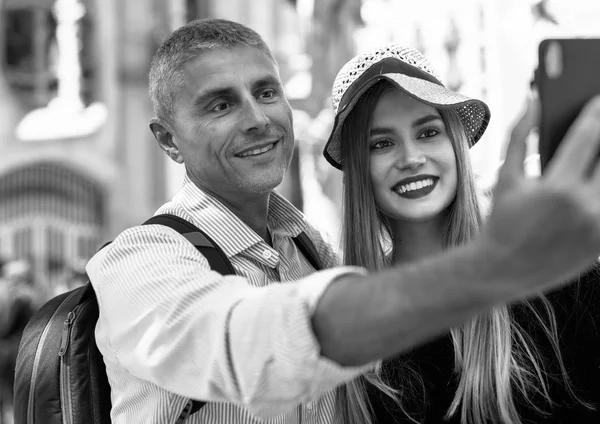 Casal Feliz Fazendo Selfies Durante Visita Cidade Conceito Turismo Férias — Fotografia de Stock