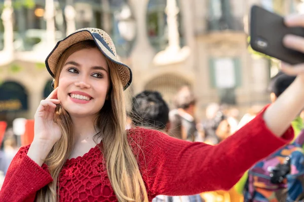 Feliz Hermosa Chica Rubia Visitando Ciudad Haciendo Selfies Concepto Turismo — Foto de Stock