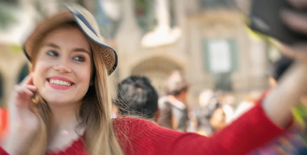Menina Loira Bonita Feliz Visitar Barcelona Fazer Selfies Conceito Turismo — Fotografia de Stock