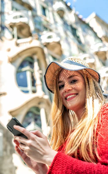 Ευτυχής Όμορφη Ξανθιά Κοπέλα Χρησιμοποιώντας Smartphone Που Επισκέπτονται Την Πόλη — Φωτογραφία Αρχείου