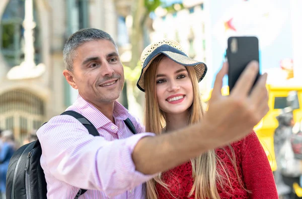 Casal Feliz Fazendo Selfies Durante Visita Cidade Conceito Turismo Férias — Fotografia de Stock