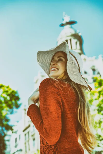 Feliz Hermosa Chica Rubia Con Sombrero Paja Disfrutando Visitar Ciudad —  Fotos de Stock