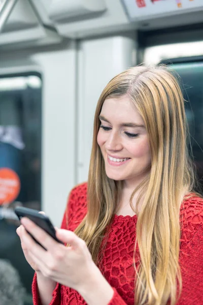 Feliz Hermosa Chica Rubia Usando Teléfono Inteligente Dentro Del Tren — Foto de Stock