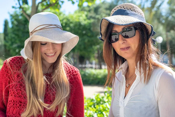 Duas Turistas Femininas Com Chapéus Palha Desfrutando Vida Livre Cidade — Fotografia de Stock