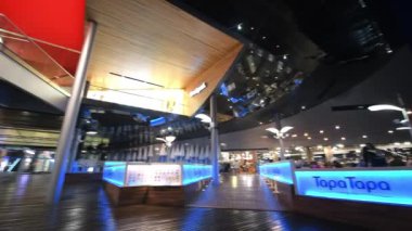 Modern alışveriş merkezinin içi