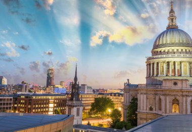 Londra alacakaranlıkta. Bu paritinin çok görkemli St Paul Katedrali.