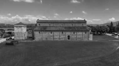 Kırsal ortasında Ortaçağ Katedrali havadan görünümü.