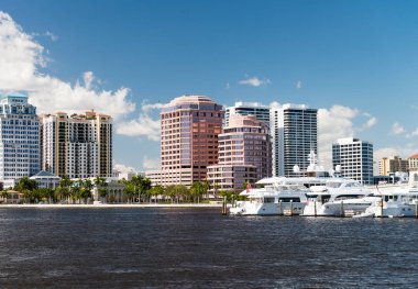 West Palm Beach, Fl - Ocak 2016: Cityscape güzel güneşli bir günde. Florida'nın ünlü bir turistik yer.