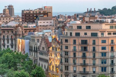 Barcelona - 13 Mayıs 2018: Güzel hava günbatımı manzarası Passeig de Gracia binalarda. Şehir her yıl 10 milyon kişi çekiyor.