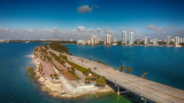 Miami, Florida'da Rickenbacker geçidi. Güzel bir günde havadan görünümü.