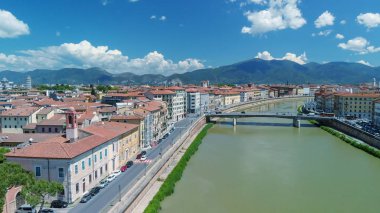 Pisa güzel Lungarni hava görünümünü. Arno Nehri ve ortaçağ binaları, Tuscany.