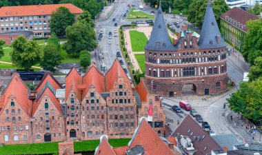 Lubeck, Almanya - 22 Temmuz 2016: Şehir manzarası hava görünümünü. Lubeck her yıl 5 milyon turist çeken.
