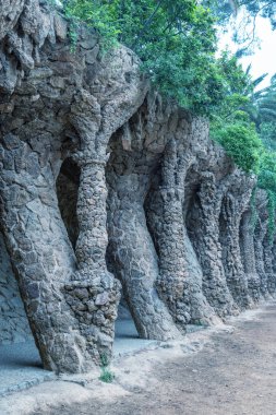 Parc Guell bulutlu bir günde, Barcelona.