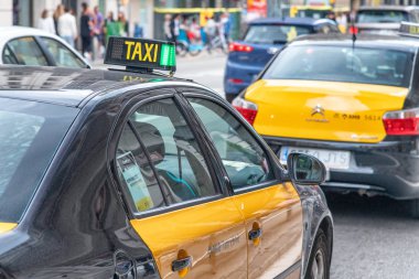 Barcelona - 13 Mayıs 2018: Şehir trafik ve turistler. Şehir her yıl 10 milyon kişi çekiyor.