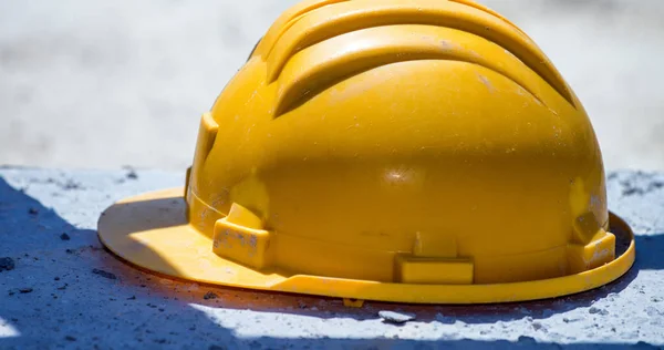 Gelber Helm Isoliert Auf Einer Baustelle — Stockfoto