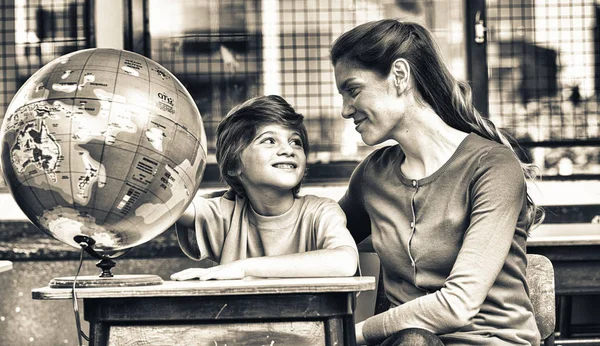 Criança Feliz Escola Primária Aprendizagem Mundo Geografia Com Professor — Fotografia de Stock