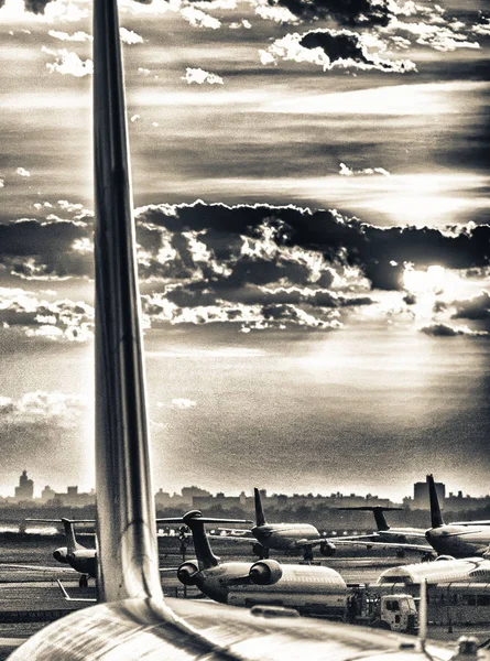 Uçaklar Batımında Pistlerden Birinden Kalkışa Hazır Taşıma Ulaşım Seyahat Kavramı — Stok fotoğraf